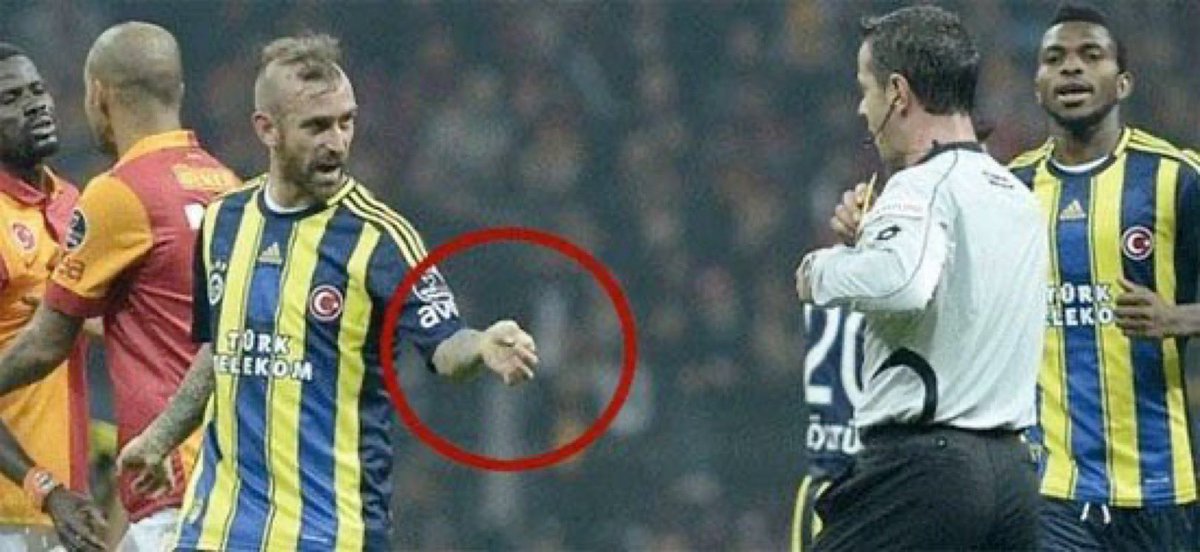Nurizade_Bey_'s tweet photo. Aynı hareketi Meireles yaptı diye 10 maç ceza almıştı. Fenerbahçe’ye karşı yapılınca VAR’dan kırmızı bile verilmiyor. Yazıklar olsun. https://t.co/jQTNHP8m6h
