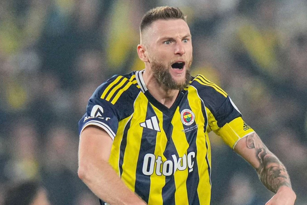 LouisDelmasj's tweet photo. Bu SKRINIAR denen adama neden bu kadar müsaama gösteriliyor ? herkesle it dalaşında tam da yakışan yerdesin #FBvBJK @MHK_Resmi https://t.co/TTBl9TmGQx