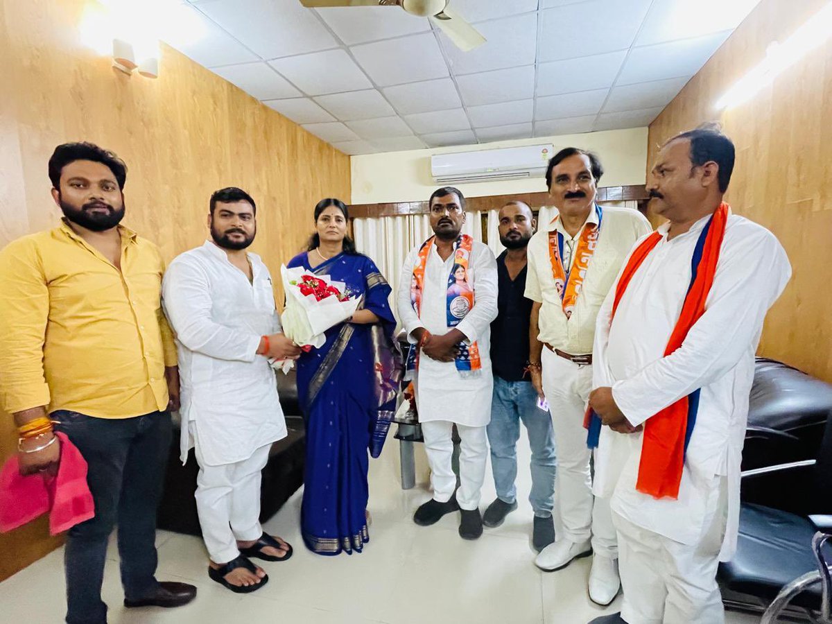 AnupriyaSPatel's tweet photo. आज सर्किट हाउस,गोरखपुर, उत्तर प्रदेश में एम्स  गोरखपुर की कार्यकारी निदेशक डॉ. विभा दत्ता जी, हिन्दुस्तान अख़बार के महाप्रबंधक श्री राजीव त्रिपाठी जी एवं पार्टी कार्यकर्ताओं से भेंट की। https://t.co/6O23ZXwDP3