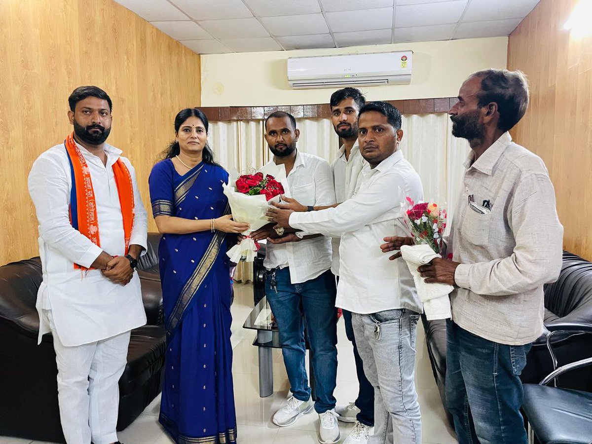AnupriyaSPatel's tweet photo. आज सर्किट हाउस,गोरखपुर, उत्तर प्रदेश में एम्स  गोरखपुर की कार्यकारी निदेशक डॉ. विभा दत्ता जी, हिन्दुस्तान अख़बार के महाप्रबंधक श्री राजीव त्रिपाठी जी एवं पार्टी कार्यकर्ताओं से भेंट की। https://t.co/6O23ZXwDP3
