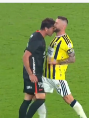 blackpage_g's tweet photo. İlk yarı
Skriniar ve Vlahovic, karşılıklı dirsekleştiler.
İkinci yarı
Vlahovic, kafasını Skriniar'ın suratına dayadı. Skriniar da Vlahovic'in boğazından tuttu.

Kardeşler arasında oluyor böyle şeyler. Halil Umut Meler de amca şefkatiyle ikisini de oyunda tuttu. https://t.co/ObgwYjaq1K