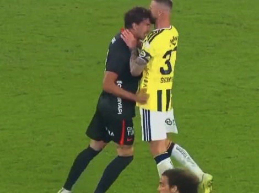 erkntpch14's tweet photo. Abi bu ligin tanımında “Beşiktaşlı futbolcuları boğazlayabilirsiniz kırmızı kart yok” mu yazıyor ? https://t.co/YnDY6aDH2L
