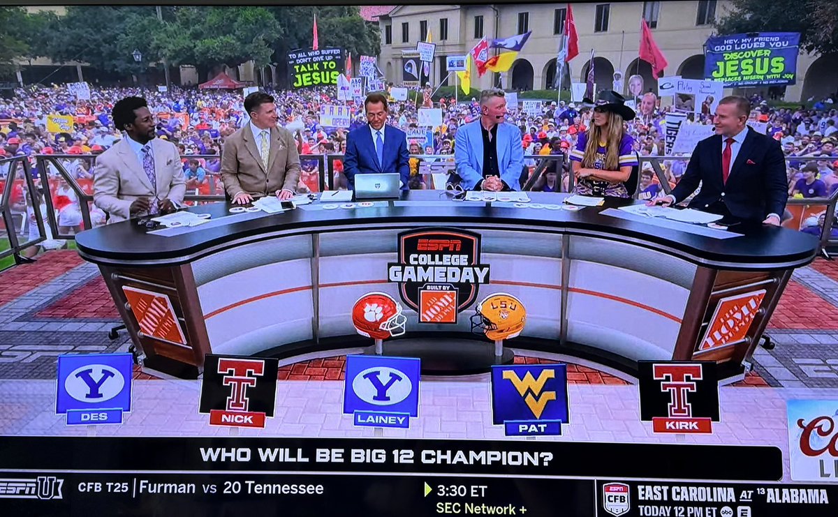 LockedOnCougars's tweet photo. I don’t know about you, but Desmond Howard &amp; Lainey Wilson know ball. 

#GoCougs #BYUfootball #BYU https://t.co/V33BGGZpnf