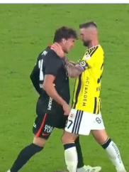 blackpage_g's tweet photo. İlk yarı
Skriniar ve Vlahovic, karşılıklı dirsekleştiler.
İkinci yarı
Vlahovic, kafasını Skriniar'ın suratına dayadı. Skriniar da Vlahovic'in boğazından tuttu.

Kardeşler arasında oluyor böyle şeyler. Halil Umut Meler de amca şefkatiyle ikisini de oyunda tuttu. https://t.co/ObgwYjaq1K