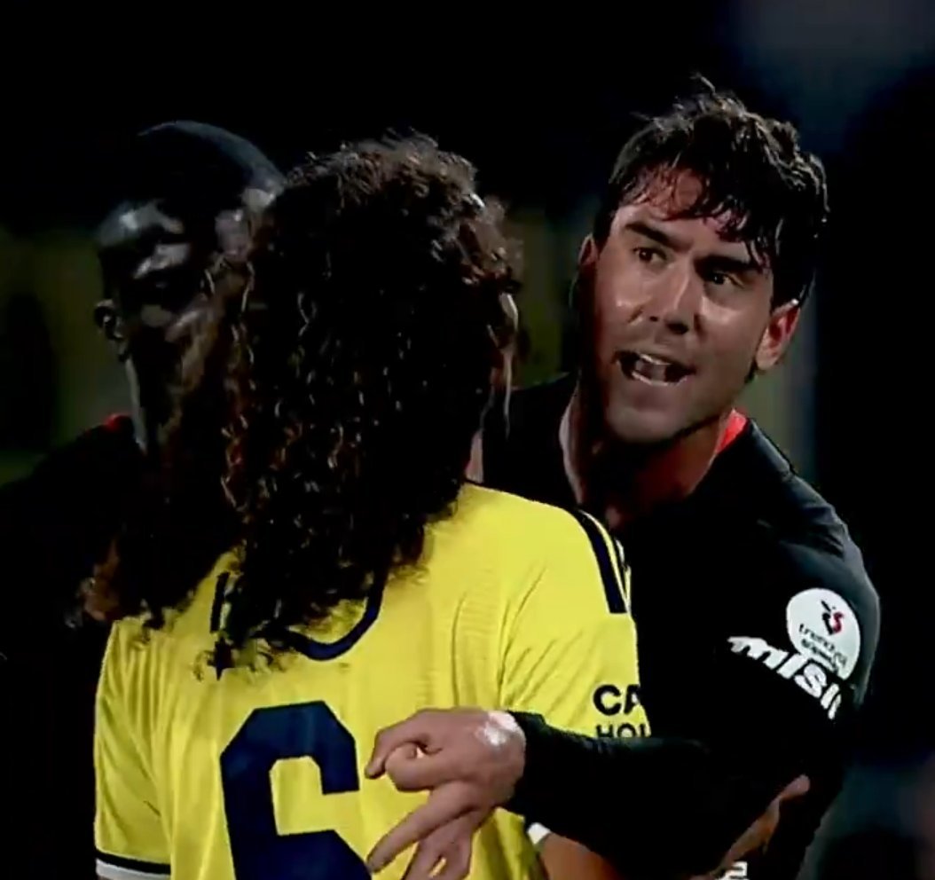 TekYolFener's tweet photo. Vlahovic'in yaptığı el hareketine VAR'dan da uyarı gelmedi! https://t.co/khsy79Mmdq