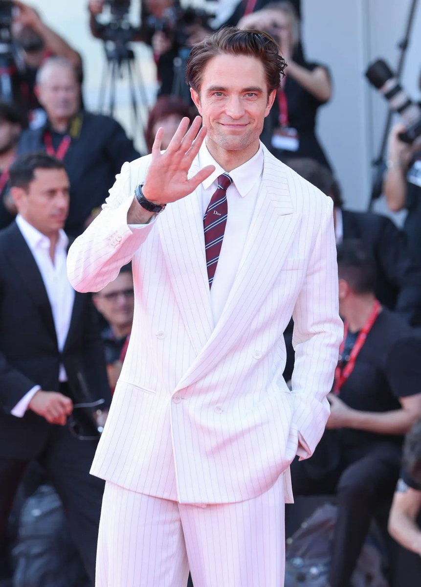 Couture_Rosee's tweet photo. Robert Pattinson in a Dior by Jonathan Anderson's white suit from Spring/Summer 2027 Menswear collection for the 83rd Venice International Film Festival.

#RobertPattinson #Dior https://t.co/9eWXFXzh4Y