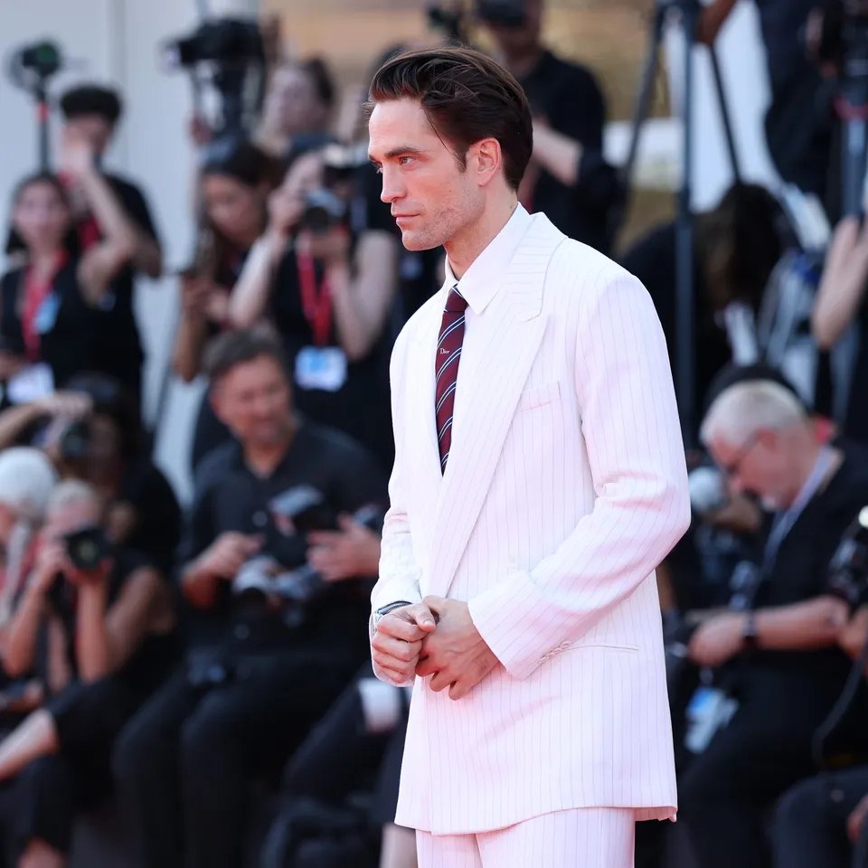 Couture_Rosee's tweet photo. Robert Pattinson in a Dior by Jonathan Anderson's white suit from Spring/Summer 2027 Menswear collection for the 83rd Venice International Film Festival.

#RobertPattinson #Dior https://t.co/9eWXFXzh4Y