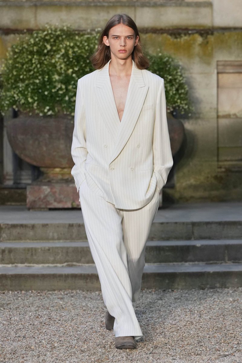 Couture_Rosee's tweet photo. Robert Pattinson in a Dior by Jonathan Anderson's white suit from Spring/Summer 2027 Menswear collection for the 83rd Venice International Film Festival.

#RobertPattinson #Dior https://t.co/9eWXFXzh4Y