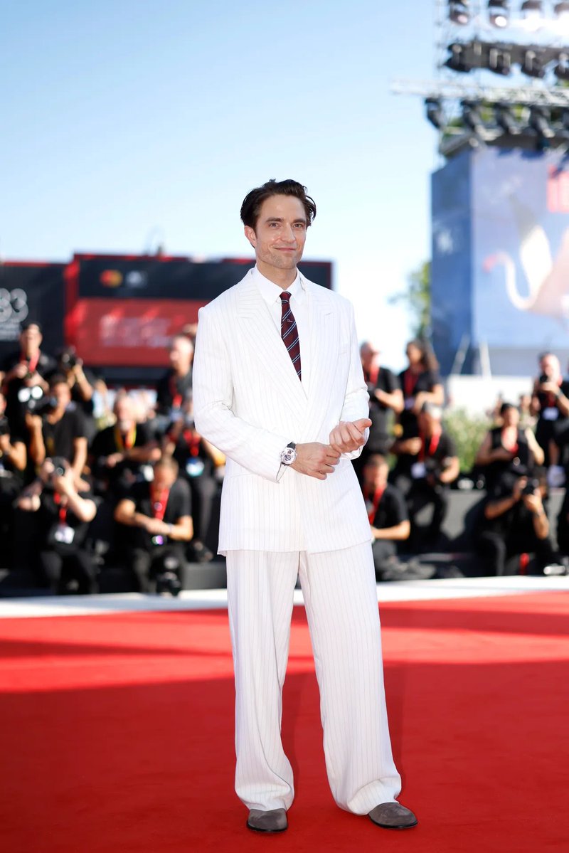 Couture_Rosee's tweet photo. Robert Pattinson in a Dior by Jonathan Anderson's white suit from Spring/Summer 2027 Menswear collection for the 83rd Venice International Film Festival.

#RobertPattinson #Dior https://t.co/9eWXFXzh4Y