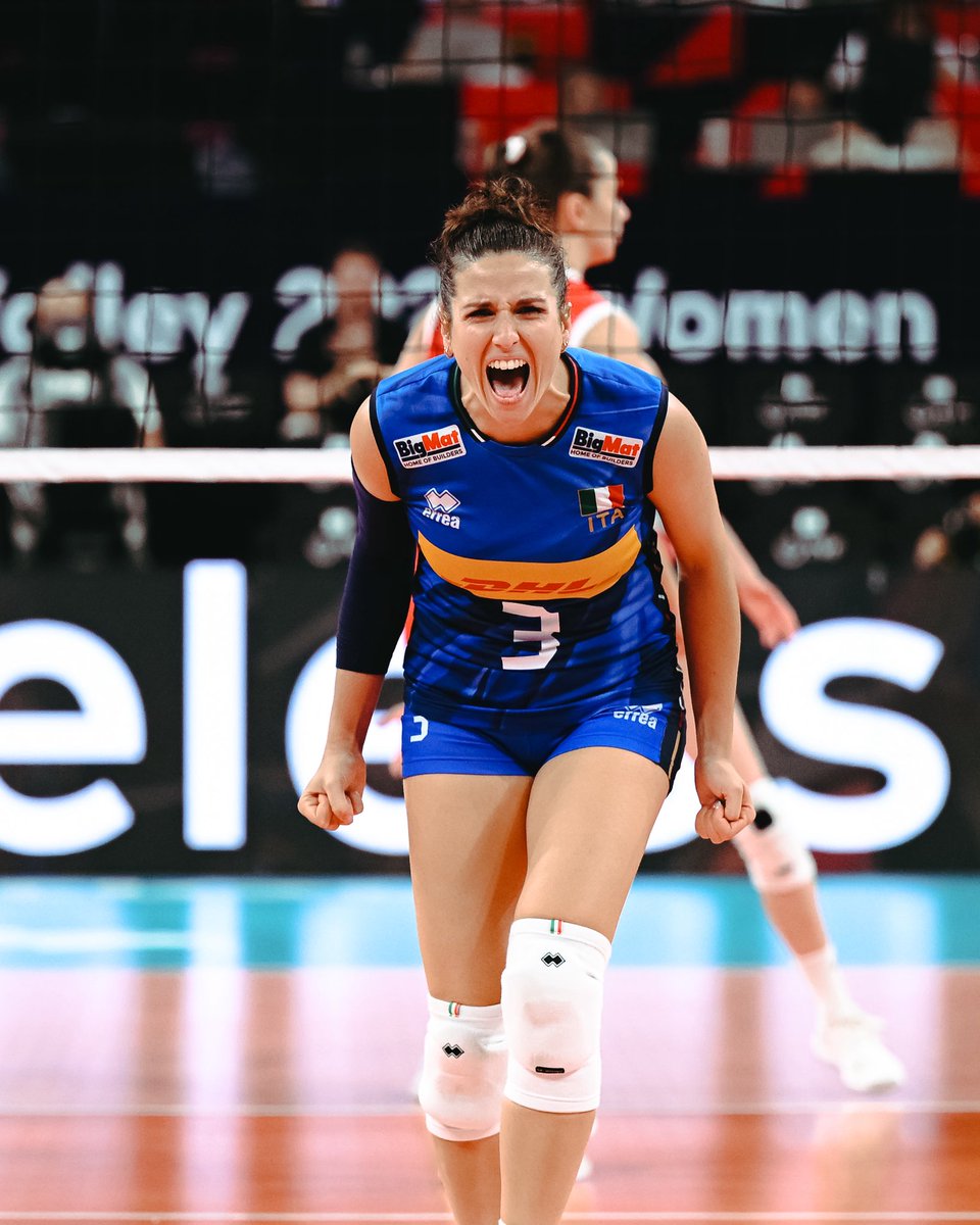 Federvolley's tweet photo. 🇮🇹 𝑪𝑯𝑬 𝑽𝑰𝑻𝑻𝑶𝑹𝑰𝑨 𝑫𝑬𝑳𝑳𝑬 𝑨𝒁𝒁𝑼𝑹𝑹𝑬! 🔥

Una grande Italia supera la Polonia 𝟑-𝟏 e stacca il pass per l’ultimo atto! 💙

🏆 Domani la 𝑭𝑰𝑵𝑨𝑳𝑬 contro la 𝐓𝐮𝐫𝐜𝐡𝐢𝐚 🇹🇷

🔗 https://t.co/p9ZLYicCHL

#LaNazionale #EuroVolleyW @CEVolleyball @CEVolleyballITA https://t.co/GtwGauT5jo