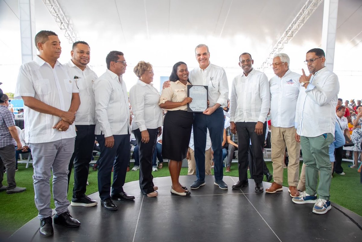 scarletbenzan's tweet photo. 🏠 Más seguridad y tranquilidad para las familias dominicanas.

El presidente @LuisAbinader entregó 1,750 títulos de propiedad en Los Alcarrizos, beneficiando a unas 7,000 personas.

Con esta entrega, el Gobierno sigue convirtiendo años de espera en seguridad jurídica, patrimonio y nuevas oportunidades para las familias. 🇩🇴