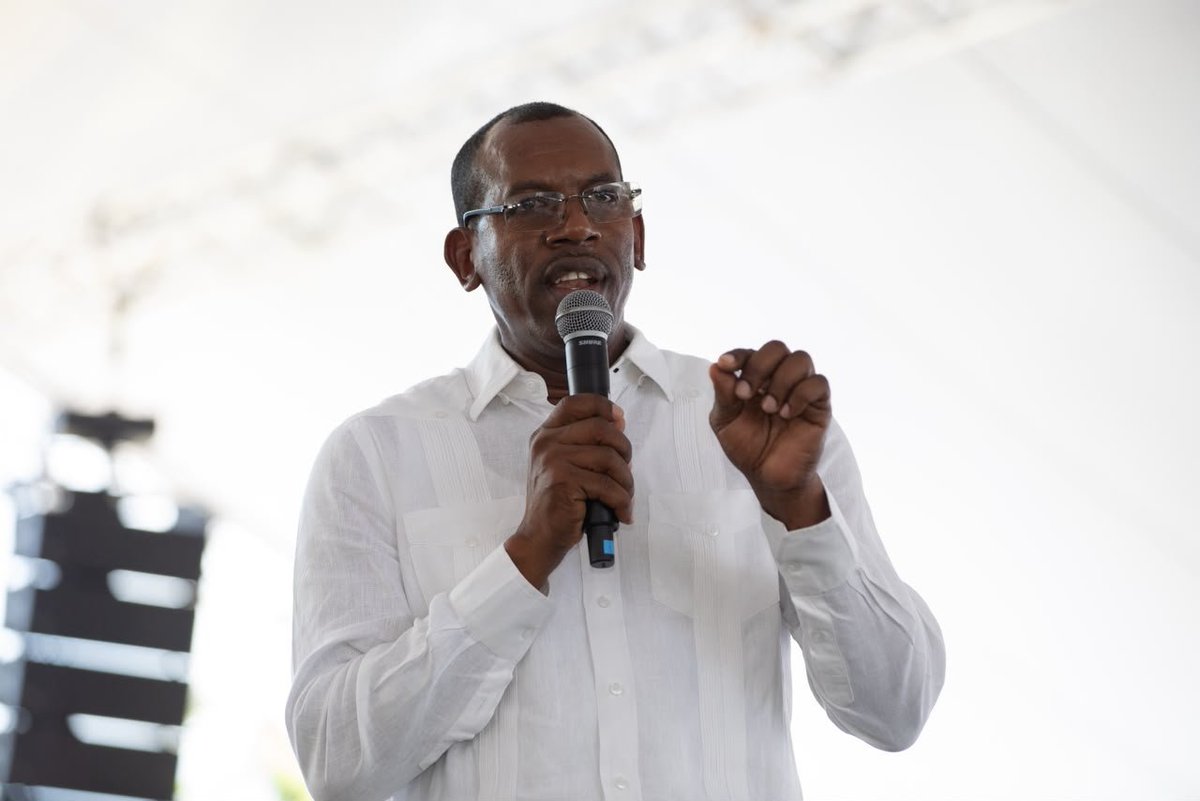scarletbenzan's tweet photo. 🏠 Más seguridad y tranquilidad para las familias dominicanas.

El presidente @LuisAbinader entregó 1,750 títulos de propiedad en Los Alcarrizos, beneficiando a unas 7,000 personas.

Con esta entrega, el Gobierno sigue convirtiendo años de espera en seguridad jurídica, patrimonio y nuevas oportunidades para las familias. 🇩🇴