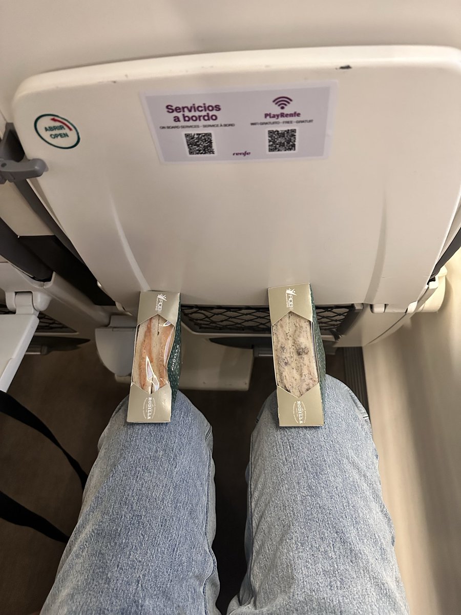 RojasEngein's tweet photo. Que incómodo se va en vuestros trenes, voy pegando con los rodillas @Renfe https://t.co/lpiHs3yPmM