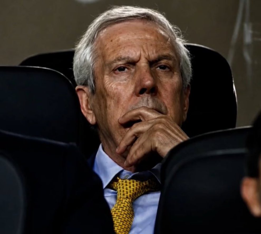 atavratalex's tweet photo. Senden önceki başkanlar hakem konuştuğunda. Bahane bulmasınlar bunlar kolay işler diyordun. Fenerbahçe son yılların en büyük hakem doğraması ile lige başladı. Rakibin her hafta şaibeli galibiyetlerle ilerliyor senin önünü kesiyorlar. Oturmuş izliyorsun https://t.co/REmof9zAov
