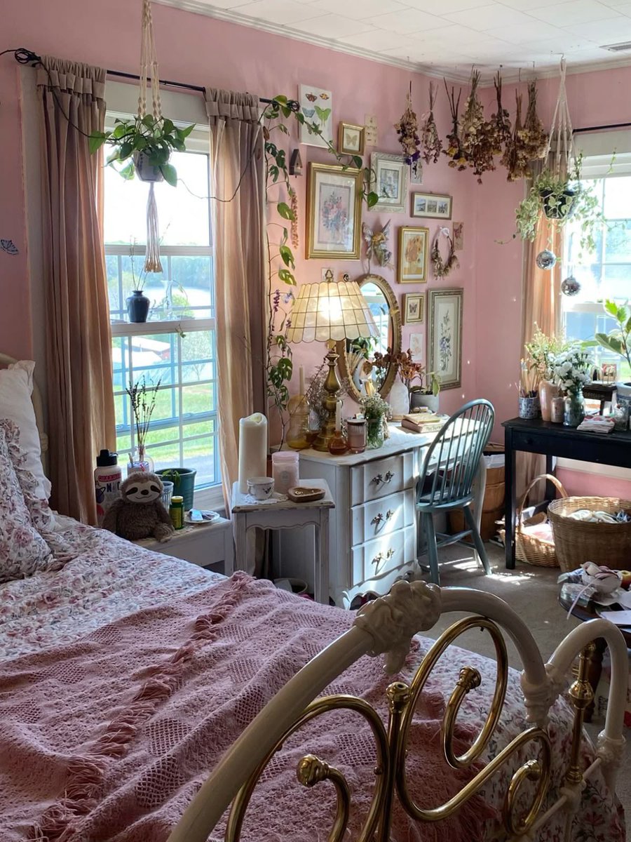 rosieunicorns's tweet photo. how does pinterest see you ? 🧁

ʚɞ . room 
ʚɞ . singer 
ʚɞ . food 
ʚɞ . outfit https://t.co/wsb8NQlozq
