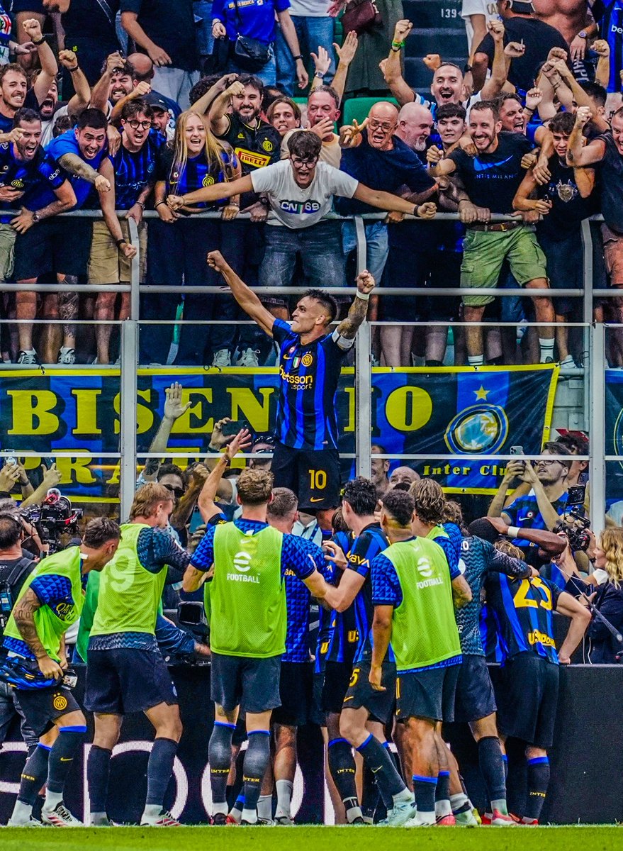 eurofootcom's tweet photo. This is a truly SPECIAL photo. Lautaro Martinez after scoring in the 91st minute to win the match for Inter against Napoli. 🇦🇷🥶 https://t.co/2phh2OVjaI