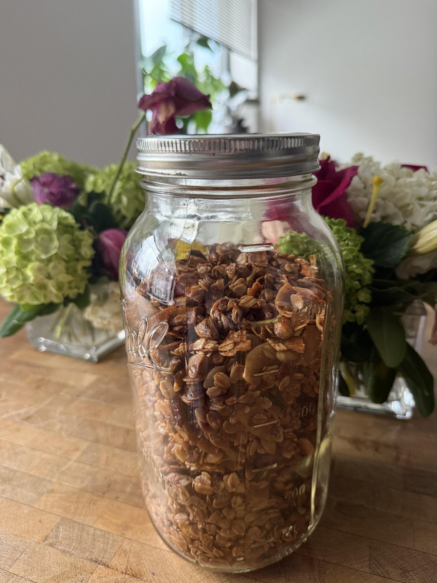 ptjkhlg's tweet photo. The homemade granola smelled amazing right out of the oven! I was amazed after just one bite and couldn't resist starting to eat it! https://t.co/XQ5DbG6RA9