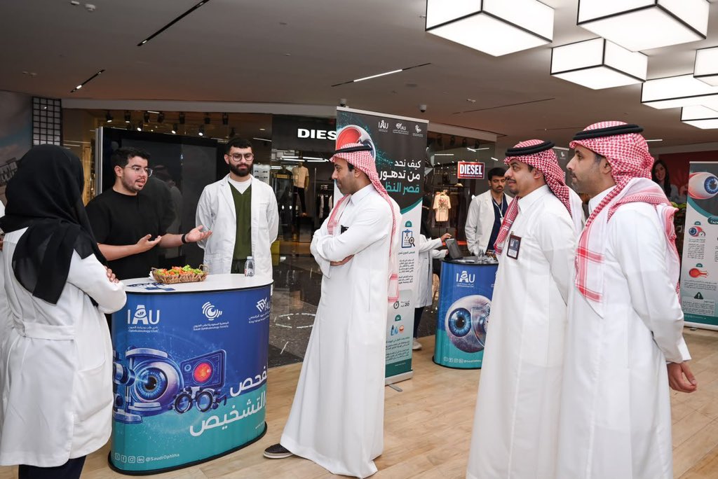 SaudiOphtha's tweet photo. اختُتمت في @alrashid_mall بالخبر حملة «معًا نبطئ تدهور قِصر النظر»، التي افتتحها سعادة د. ماجد العبدلي، مدير الخدمات الطبية بم��تشفى الملك فهد الجامعي، وسعادة د. عبدالله القحطاني، رئيس قسم العيون

استمرت الحملة يومين، بهدف التعريف بالوسائل الحديثة لإبطاء تدهور قِصر النظر لدى الأطفال، وتقديم التوعية والإرشادات الصحية لزوار المجمع.

وأُقيمت بالتعاون بين:
• الجمعية السعودية لطب العيون
• المجموعة السعودية لطب عيون الأطفال والحول
• جامعة الإمام عبدالرحمن بن فيصل
• نادي طلاب الطب

وذلك بإشراف:
د. ليلى جداوي ود. فاتن الماجد.

كل الشكر والتقدير لجهود المنظمين والمتطوعين، ولإدارة الراشد مول على حسن الاستضافة والتعاون، وإسهام الجميع في تعزيز الوعي بصحة عيون الأطفال.