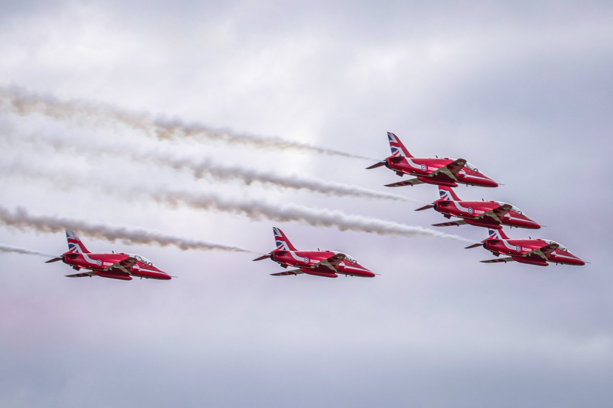 MilMonWorld's tweet photo. The world-famous @RoyalAirForce display team the @rafredarrows recovering back to #PrestwickAirport after their six ship display at this year's Scottish International Ayr Show at Ayr Seafront #AvGeek #RadioGeek #MilMonWorld https://t.co/TUIEWY7j0y