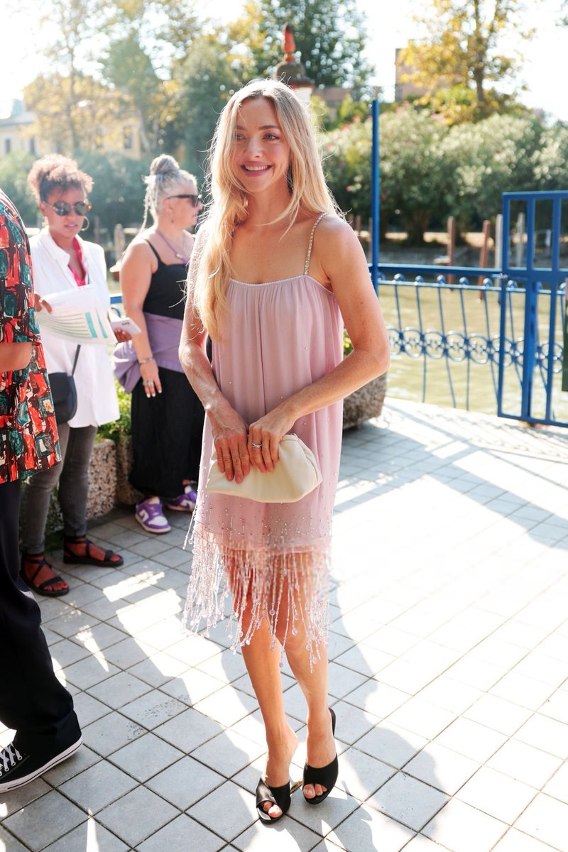 Gorgeous0017's tweet photo. Amanda Seyfried at Mui Mui Women's Tales during the 83rd Venice Film Festival. 

What I love about this event is how Mui Mui connects it's fashion world with cenima. https://t.co/p4AdNW18TO