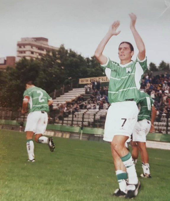 LaFerropedia's tweet photo. El Pájaro Mangiantini, crack de #Ferro en la 🇧 Metro, tuvo dos pasos por el club. Primero jugó 2️⃣1️⃣ partidos y convirtió 1️⃣1️⃣ goles. Se fue al fútbol de Ecuador y a Bolivia, volvió la BN 2003-04 y en esa etapa no metió ninguno https://t.co/XhxWrVcTjQ