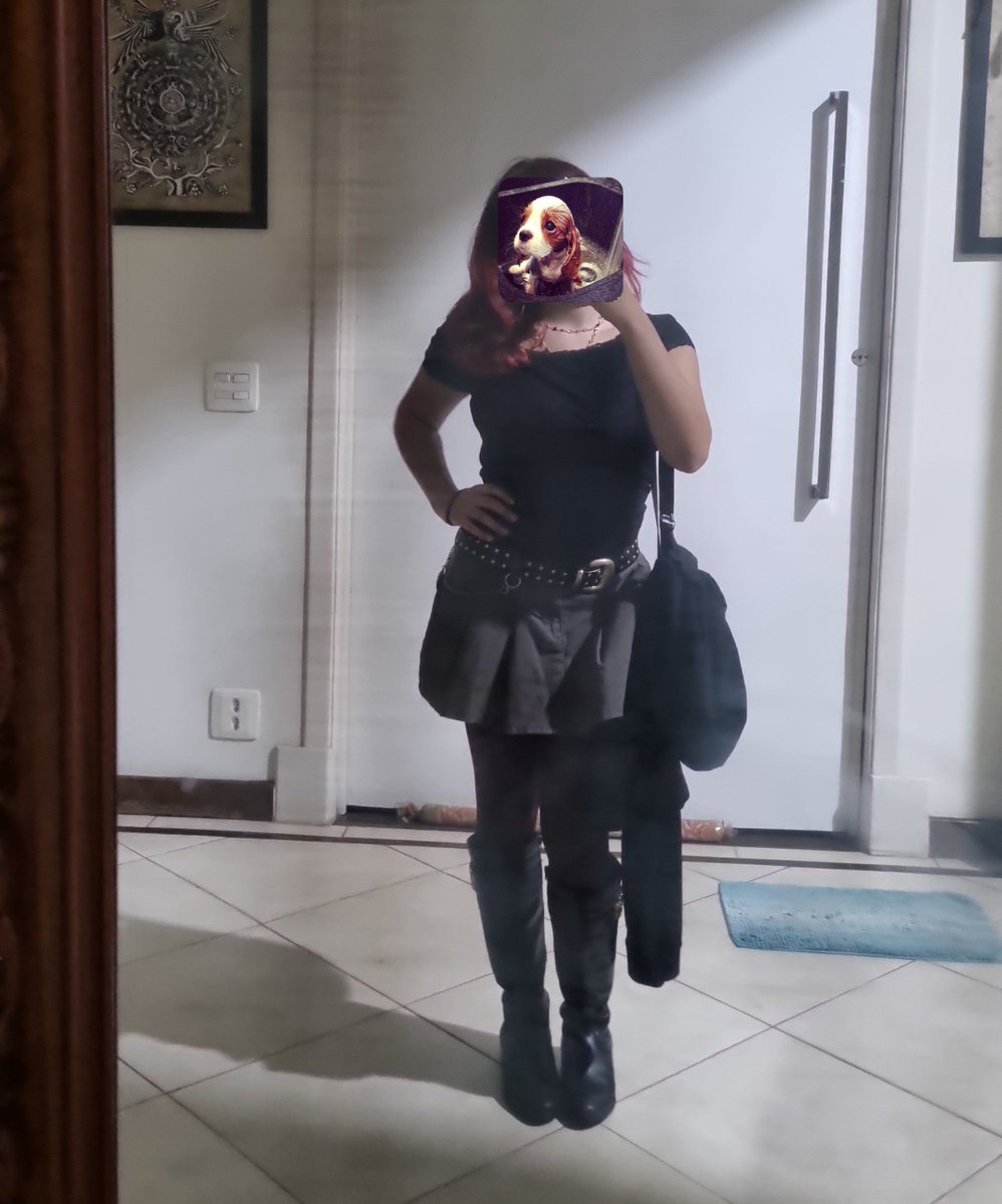 Iljaewone's tweet photo. postando aq meu look do show nesse meu espelho podre de velho q n da nem p ver as cores da roupa direito p ver se algum moot viu esse menina td descabelada chorando https://t.co/E9Zcg3hG09