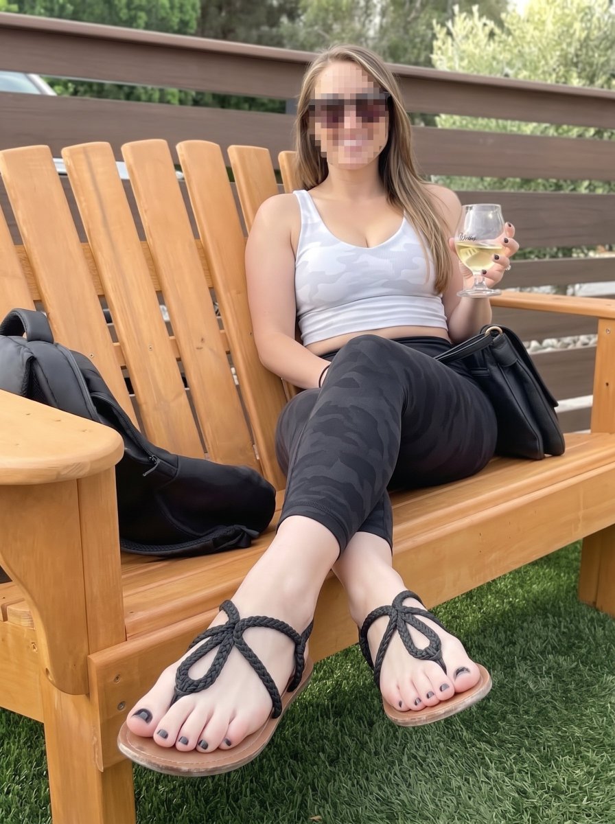 breezyteasey's tweet photo. life is about balance, right? 🧘‍♀️🍺

cheers to the weekend; hope you all are going to have as much fun as me 🥵😈

#hotwife #swinger #footjob #sexyfeet #nsfwtwt https://t.co/bgN0AYgjnz