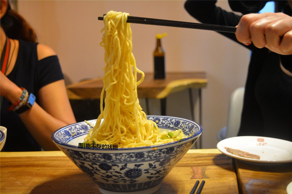 ramis24's tweet photo. Just found the coziest hole-in-the-wall ramen spot in town! Creamy tonkotsu broth, perfectly chewy noodles, and that soft-boiled egg with runny yolk—chef’s kiss. 10/10 will come back next week!， https://t.co/D3xgQNNfOW