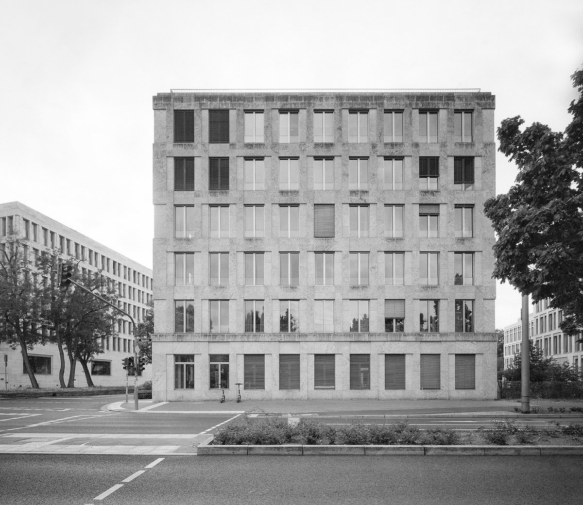 realbeck's tweet photo. Aufnahme:
Institut für normative Ordnungen, Hansaallee, Frankfurt
Auch ein Testbild. Die Kombination von Retropan320 und HC-110 als Entwickler ist nicht so glücklich wegen des Filmkorns, aber sehr verlässlich.
#4x5 #4x5photography #4x5film #largeformatphotography https://t.co/njmIfnRwuY