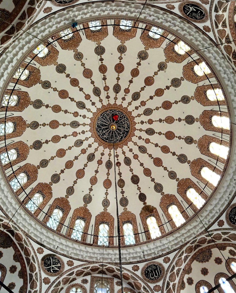 merrvebu's tweet photo. Valide-i Cedid Camii ✨ 
Kubbeye bir balon uçmuş❤️ https://t.co/v5IYcwYzwh