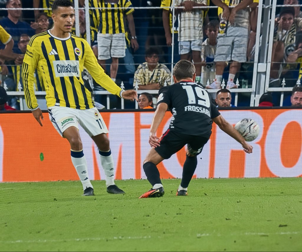 hkmhtlr's tweet photo. Top Trossard’ın eline çarpıyor, devamında Beşiktaş için önemli bir atak fırsatı oldu, gol olsa VAR müdahalesi olurdu. 
#FBvBJK https://t.co/yT2vdsufvG