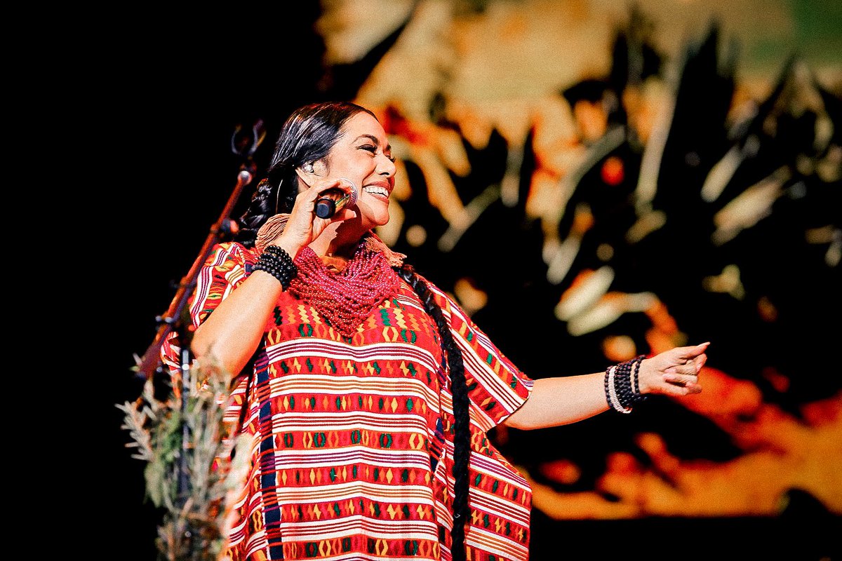 liladowns's tweet photo. “Eres fuerte 
En tu cabello flotan las palabras
Viajo contigo, bailo contigo
Para llegar 
Si yo soy tu misma” 
05/09/26 Día internacional de la Mujer Indígena 
❤️‍🔥🌎💪🏾🌎❤️‍🔥 https://t.co/zaTO03dwGu