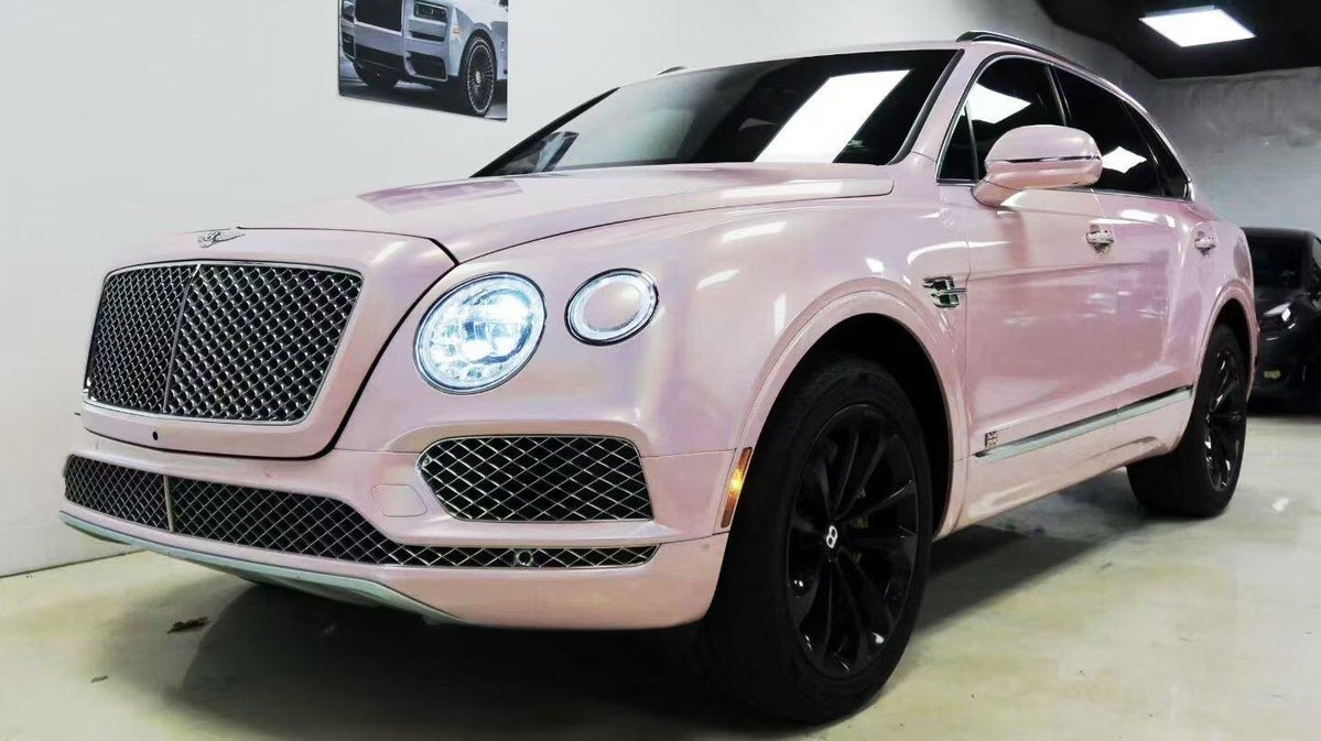 Victoria_Caring's tweet photo. I came to look at cars today. I really like the color, but the model is a bit big. https://t.co/gw3UPbwwiu