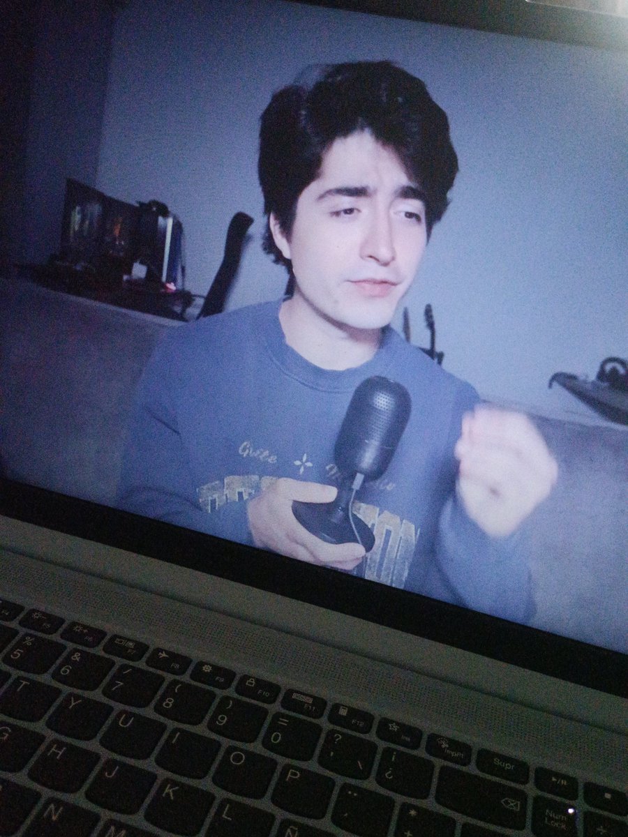 Rebe_twices's tweet photo. Viendo el video del Ricardo Alcaraz y no entiendo porque lo están funando JAJA https://t.co/JCjxZT2LHt