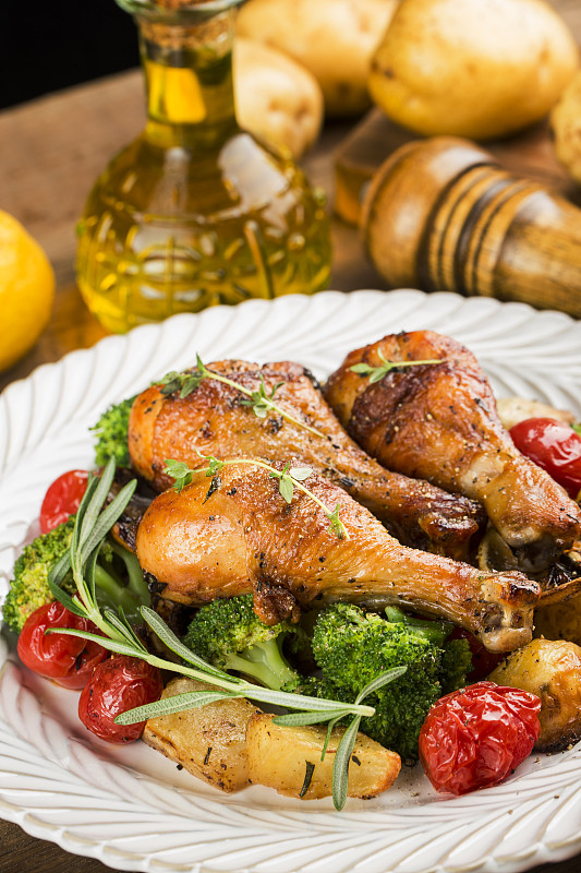 maluma00090's tweet photo. Festive Turkey Dinner Alert! Juicy roasted bird, buttery mashed potatoes u0026 cranberry sauce—limited spots for this holiday feast today! Tag your dinner buddy! https://t.co/WcWm54O5AM