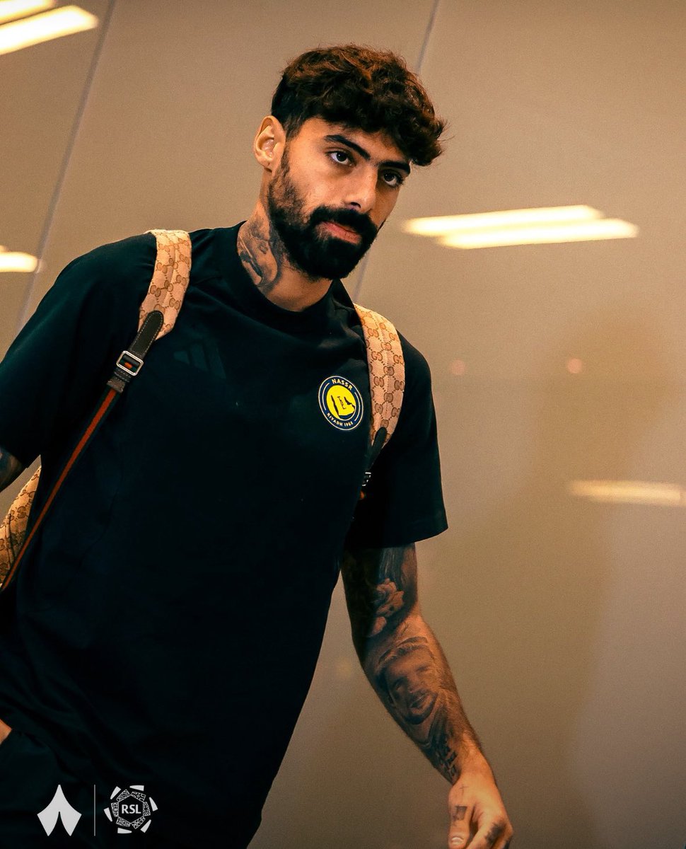 7_mutlaq's tweet photo. يمرر صح ؟ لا 
يفتك كور ؟ لا 
يصنع فرص ؟ لا 
مميز بالكرات الطويلة ؟ لا 

جايبينه عشان يلعب بادل مع فيلكس https://t.co/l6SOYSHNOW