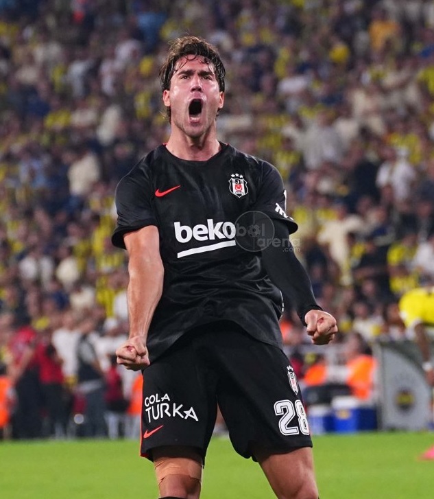 futbolarena's tweet photo. Vlahovic'in gol sevinci. ⚫⚪ https://t.co/Le3J57ADQw