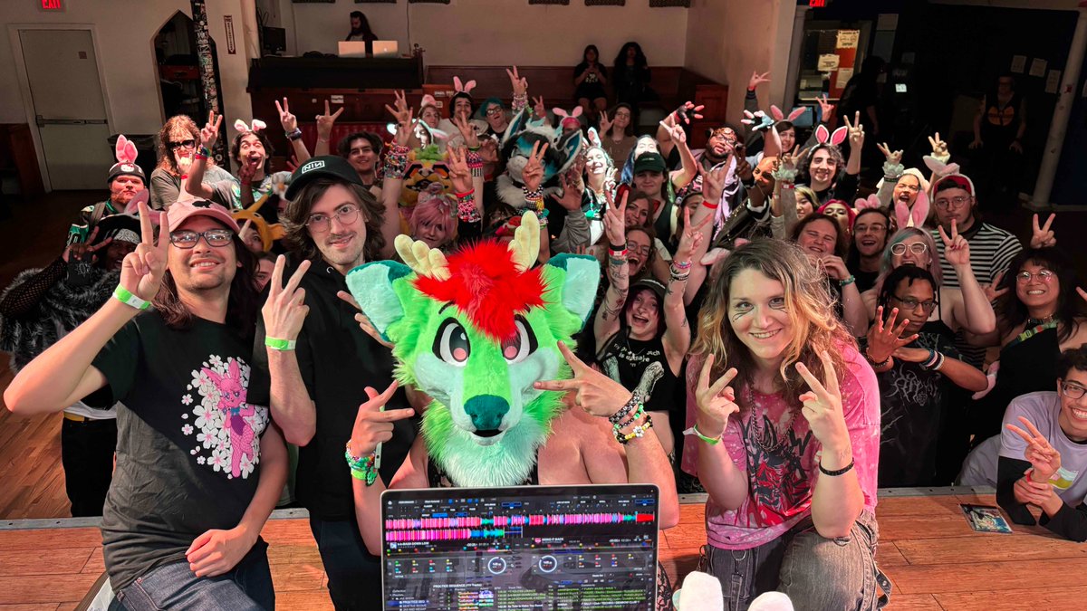 MereNoTilde's tweet photo. BUNNY RAVE 🐰🐰🐰🔥🔥🔥
FEAT. RUSSELBUCK SWITCH ANGEL &amp; GOJII
THANKS FOR COMING OUT BOSTON!!!! https://t.co/ibGgFKqTvU