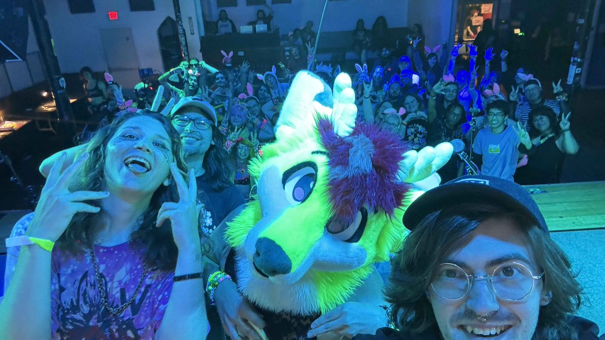 MereNoTilde's tweet photo. BUNNY RAVE 🐰🐰🐰🔥🔥🔥
FEAT. RUSSELBUCK SWITCH ANGEL &amp; GOJII
THANKS FOR COMING OUT BOSTON!!!! https://t.co/ibGgFKqTvU