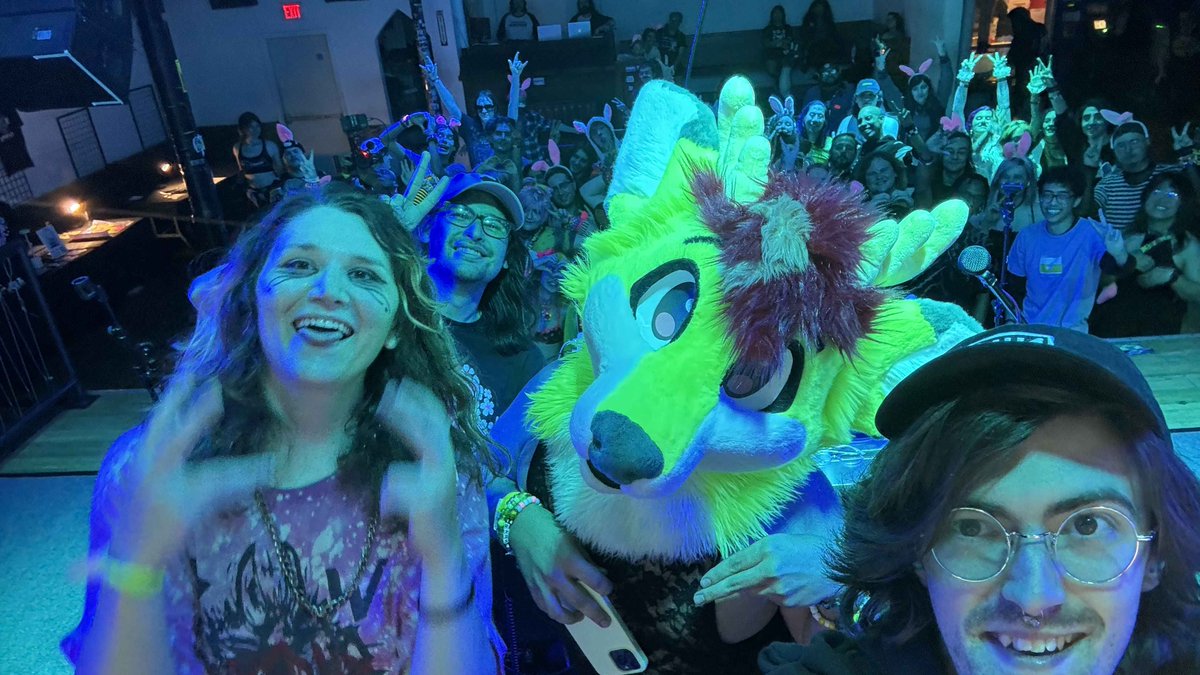 MereNoTilde's tweet photo. BUNNY RAVE 🐰🐰🐰🔥🔥🔥
FEAT. RUSSELBUCK SWITCH ANGEL &amp; GOJII
THANKS FOR COMING OUT BOSTON!!!! https://t.co/ibGgFKqTvU