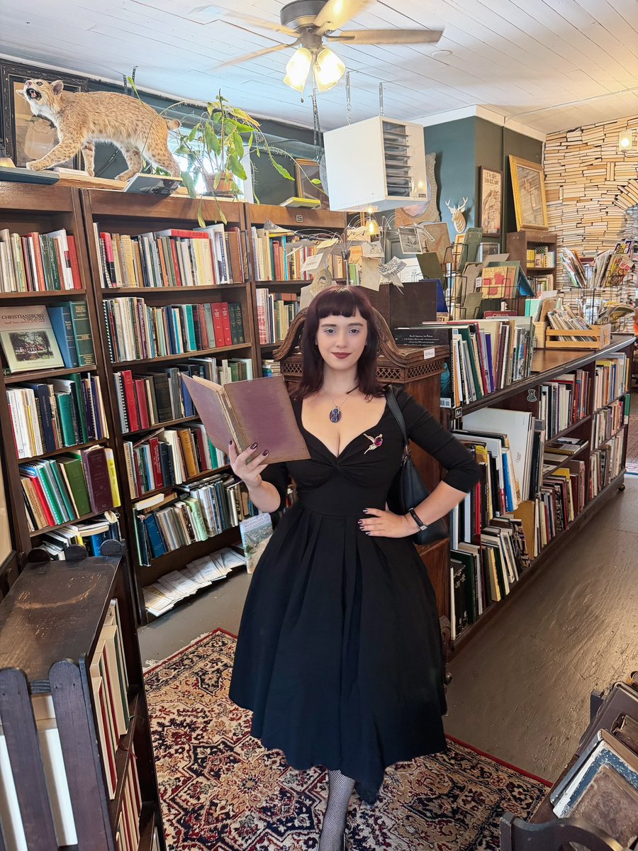 daatdarling's tweet photo. 📚 https://t.co/3Pb3fe8vau