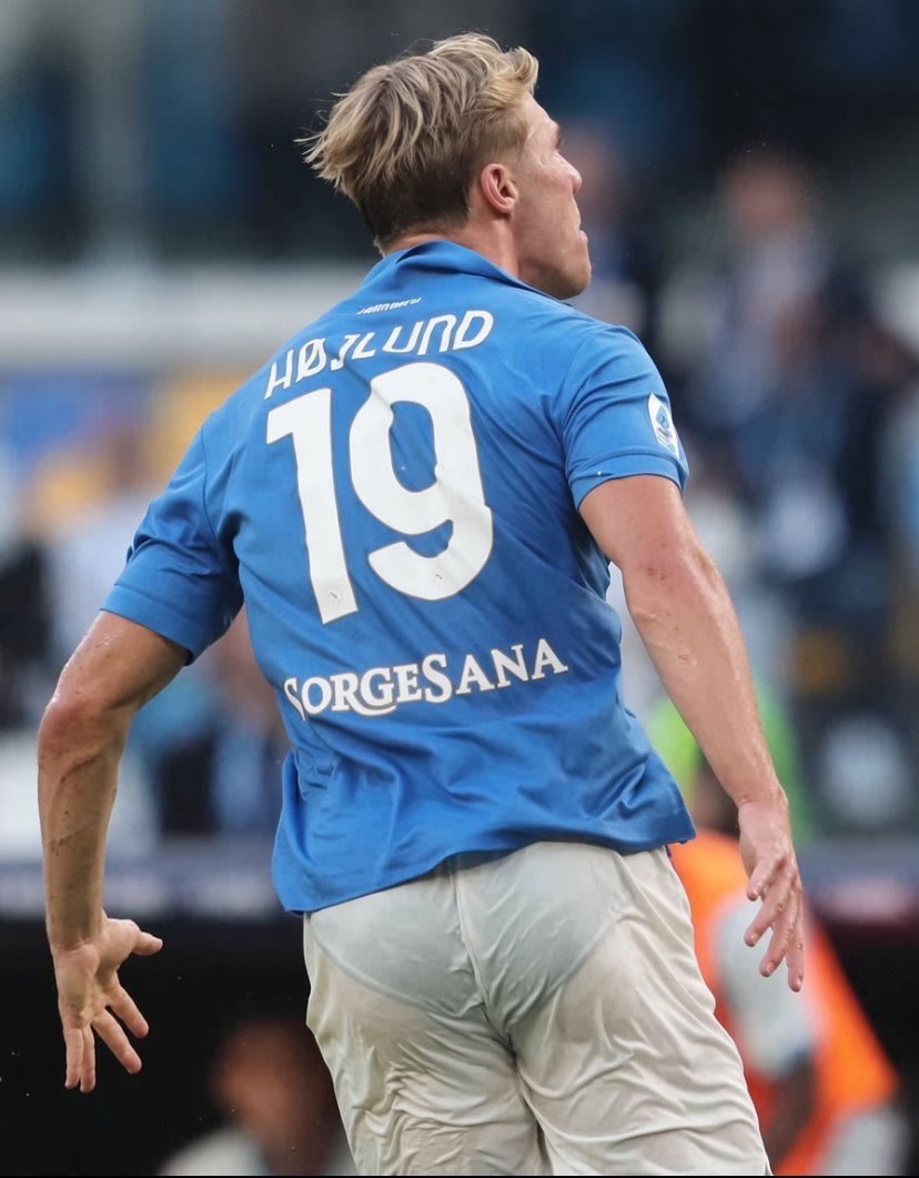 viadanapoli's tweet photo. Dopo appena una stagione + 3 partite in azzurro, Højlund può vantare di aver fatto gol a Inter, Milan e Juve.

Tra i grandi 9 dell'era ADL è stato il più rapido a raggiungere questo traguardo:
Cavani 1 anno e mezzo;
Higuain 3 anni;
Osimhen non ci è riuscito (mai gol all'Inter). https://t.co/4I1Fn3D3jX