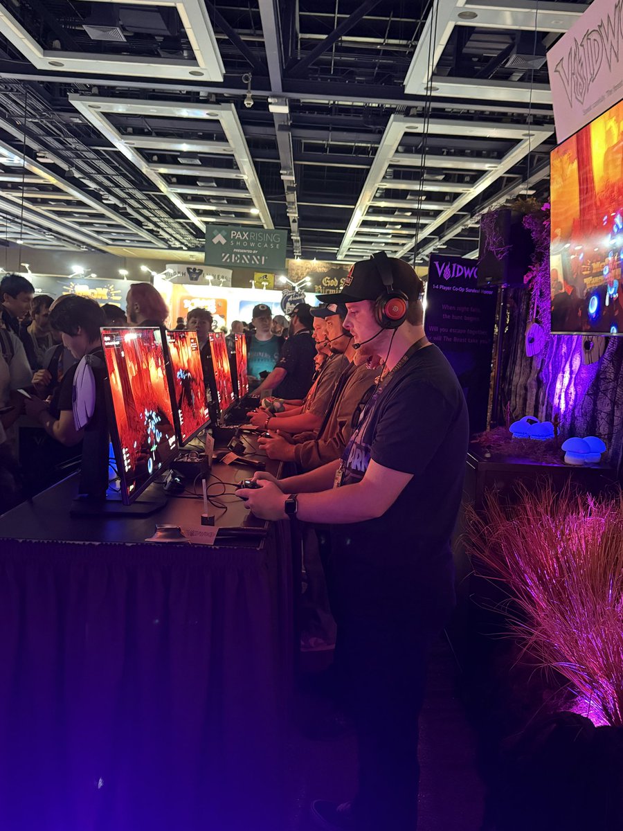 VoidwoodGame's tweet photo. Pax Day 2! Come demo Voidwood 🌳 

#paxwest #pax #indiegame https://t.co/TSefE74gjG