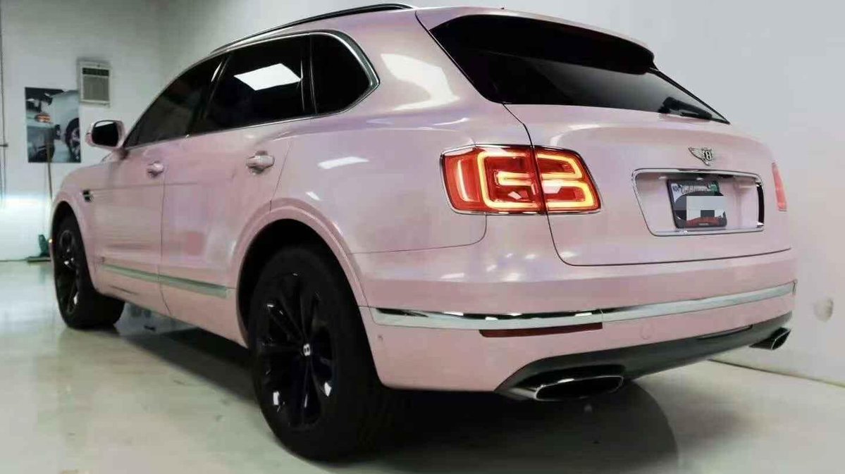 Victoria_Caring's tweet photo. I came to look at cars today. I really like the color, but the model is a bit big. https://t.co/gw3UPbwwiu