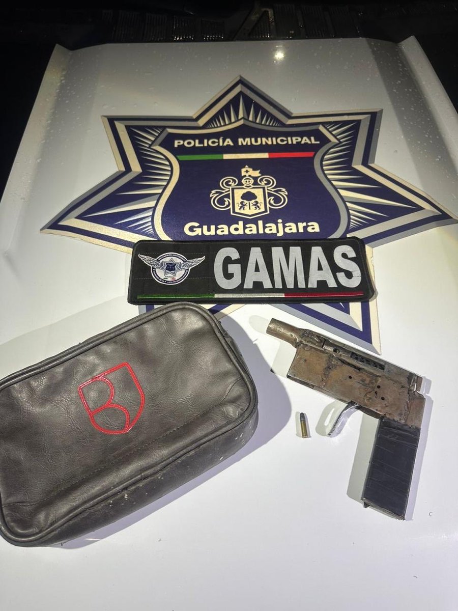PoliciaGDL's tweet photo. Detuvimos en la Colonia Jardines de la Cruz a un sujeto presuntamente armado.
#LaPolicíaQueTeCuida
👮🏽🚔👮🏽 https://t.co/aJDJCFNrDK