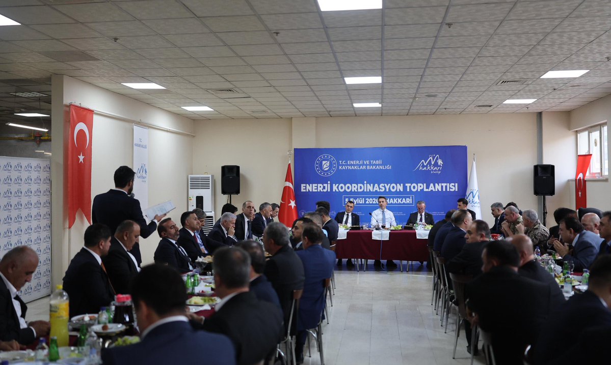 KayaZeydin's tweet photo. 📍 Hakkâri / Valilik Toplantı Salonu

TÜRKİYE YÜZYILI BULUŞMALARI

ENERJİ KOORD��NASYON TOPLANTISI

AK Parti Genel Merkez Teşkilat Başkanlığımızın koordinasyonunda gerçekleştirilen Türkiye Yüzyılı Buluşmaları kapsamında; Enerji ve Tabii Kaynaklar Bakanımız Sayın @aBayraktar1’ın başkanlığında, Vali Vekilimiz Sayın Orçun Cüneyt Zor, Şırnak Milletvekilimiz Sayın @TatarArslan, Bakanlık yetkililerimiz, il protokolümüz, belediye başkanlarımız, iş dünyamızın temsilcileri, STK ve oda başkanlarımız, şehit aileleri ve gaziler derneklerimizin temsilcileri, kanaat önderleri, spor camiamızın temsilcileri ve Hakkâri Madenciler Derneği temsilcilerimizin katılımlarıyla Enerji Koordinasyon Toplantımızı gerçekleştirdik.

Toplantımızda; enerji nakil ve iletim altyapısı, kırsal şebekelerin güçlendirilmesi, doğal gaz, madenler, petrol, Hakkâri Barajı, yenilenebilir enerji (GES-HES) yatırımları ve iletim altyapısı başta olmak üzere Hakkâri’mizin enerji alanındaki mevcut durumunu, devam eden yatırımları ve önümüzdeki döneme ilişkin ihtiyaç ve hedeflerimizi kapsamlı şekilde ele aldık.

Terörsüz Türkiye hedefiyle güçlenen huzur ve güven iklimini yatırıma, üretime ve istihdama dönüştürmek; Hakkâri’mizin yer altı ve yer üstü zenginliklerini ekonomimize kazandırmak için kamu kurumlarımız, yerel yönetimlerimiz, iş dünyamız ve sivil toplumumuzla güçlü bir koordinasyon içerisinde çalışmalarımızı sürdüreceğiz.

Cumhurbaşkanımız ve Genel Başkanımız Sayın Recep Tayyip Erdoğan’ın liderliğinde; enerjide güçlenen, yatırımla büyüyen, üreten ve istihdam sağlayan bir Hakkâri hedefiyle Türkiye Yüzyılı’nı şehrimizde eser ve hizmetlerle inşa etmeye devam edeceğiz.

Sayın Bakanımıza, Hakkâri’mizin meselelerine gösterdikleri yakın ilgi ve şehrimizin kalkınmasına sundukları kıymetli destekleri için teşekkür ediyorum.

GÜÇLENEN HUZUR, BÜYÜYEN YATIRIM, ÜRETEN HAKKÂRİ!

@RTErdogan
@Akparti
@abuyukgumus
@MustafaAlkayis
@byildiz63

#TürkiyeYüzyılıBuluşmaları #Hakkâri