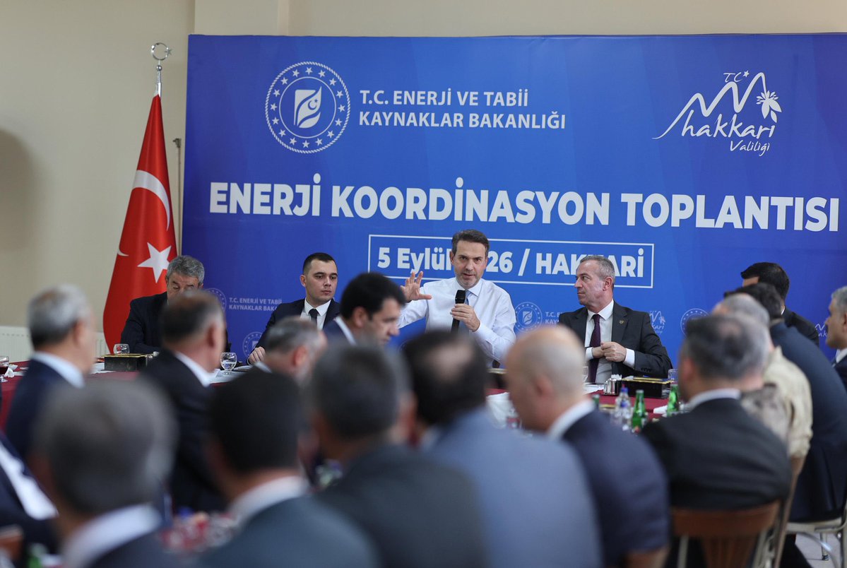 KayaZeydin's tweet photo. 📍 Hakkâri / Valilik Toplantı Salonu

TÜRKİYE YÜZYILI BULUŞMALARI

ENERJİ KOORD��NASYON TOPLANTISI

AK Parti Genel Merkez Teşkilat Başkanlığımızın koordinasyonunda gerçekleştirilen Türkiye Yüzyılı Buluşmaları kapsamında; Enerji ve Tabii Kaynaklar Bakanımız Sayın @aBayraktar1’ın başkanlığında, Vali Vekilimiz Sayın Orçun Cüneyt Zor, Şırnak Milletvekilimiz Sayın @TatarArslan, Bakanlık yetkililerimiz, il protokolümüz, belediye başkanlarımız, iş dünyamızın temsilcileri, STK ve oda başkanlarımız, şehit aileleri ve gaziler derneklerimizin temsilcileri, kanaat önderleri, spor camiamızın temsilcileri ve Hakkâri Madenciler Derneği temsilcilerimizin katılımlarıyla Enerji Koordinasyon Toplantımızı gerçekleştirdik.

Toplantımızda; enerji nakil ve iletim altyapısı, kırsal şebekelerin güçlendirilmesi, doğal gaz, madenler, petrol, Hakkâri Barajı, yenilenebilir enerji (GES-HES) yatırımları ve iletim altyapısı başta olmak üzere Hakkâri’mizin enerji alanındaki mevcut durumunu, devam eden yatırımları ve önümüzdeki döneme ilişkin ihtiyaç ve hedeflerimizi kapsamlı şekilde ele aldık.

Terörsüz Türkiye hedefiyle güçlenen huzur ve güven iklimini yatırıma, üretime ve istihdama dönüştürmek; Hakkâri’mizin yer altı ve yer üstü zenginliklerini ekonomimize kazandırmak için kamu kurumlarımız, yerel yönetimlerimiz, iş dünyamız ve sivil toplumumuzla güçlü bir koordinasyon içerisinde çalışmalarımızı sürdüreceğiz.

Cumhurbaşkanımız ve Genel Başkanımız Sayın Recep Tayyip Erdoğan’ın liderliğinde; enerjide güçlenen, yatırımla büyüyen, üreten ve istihdam sağlayan bir Hakkâri hedefiyle Türkiye Yüzyılı’nı şehrimizde eser ve hizmetlerle inşa etmeye devam edeceğiz.

Sayın Bakanımıza, Hakkâri’mizin meselelerine gösterdikleri yakın ilgi ve şehrimizin kalkınmasına sundukları kıymetli destekleri için teşekkür ediyorum.

GÜÇLENEN HUZUR, BÜYÜYEN YATIRIM, ÜRETEN HAKKÂRİ!

@RTErdogan
@Akparti
@abuyukgumus
@MustafaAlkayis
@byildiz63

#TürkiyeYüzyılıBuluşmaları #Hakkâri