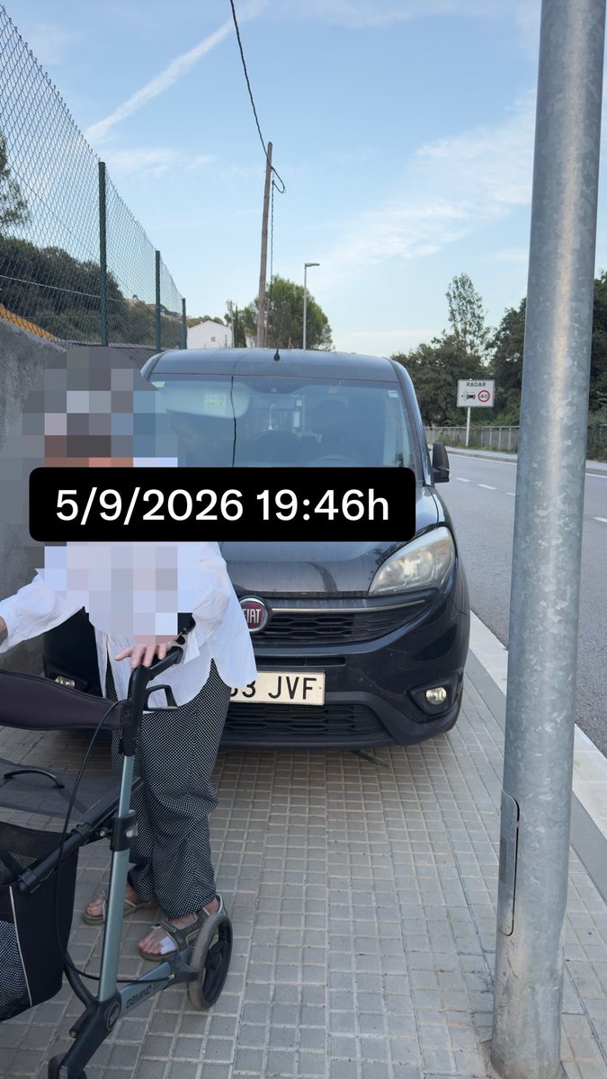 TAFANER6's tweet photo. l'ajuntament inclou aprendre a volar amb caminador o saltar per sobre de les 🚗Una altra magnífic día atrapada sense poder tornar a 🏡i perdent la raó amb els 🚙a la vorera. Gràcies per fer de #SantCugat un lloc tan "accessible". 🙄  #PoliciaLocalSantCugat #DiputaciodeBarcelona https://t.co/Sy1sF0LVnZ