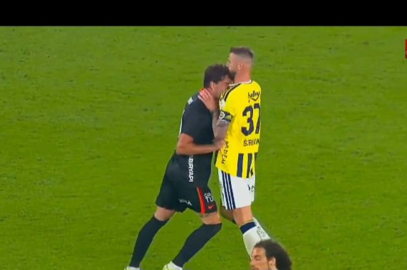 Rafaelll34's tweet photo. Aylarca osimhen saldiniz Skriniar ile Vlahovic arasında bakın 
Fenerbahçe - Beşiktaş
##FBVBJK
#FenerinMaçıVar
#BeşiktaşınMaçıVar https://t.co/locUjEa9zM