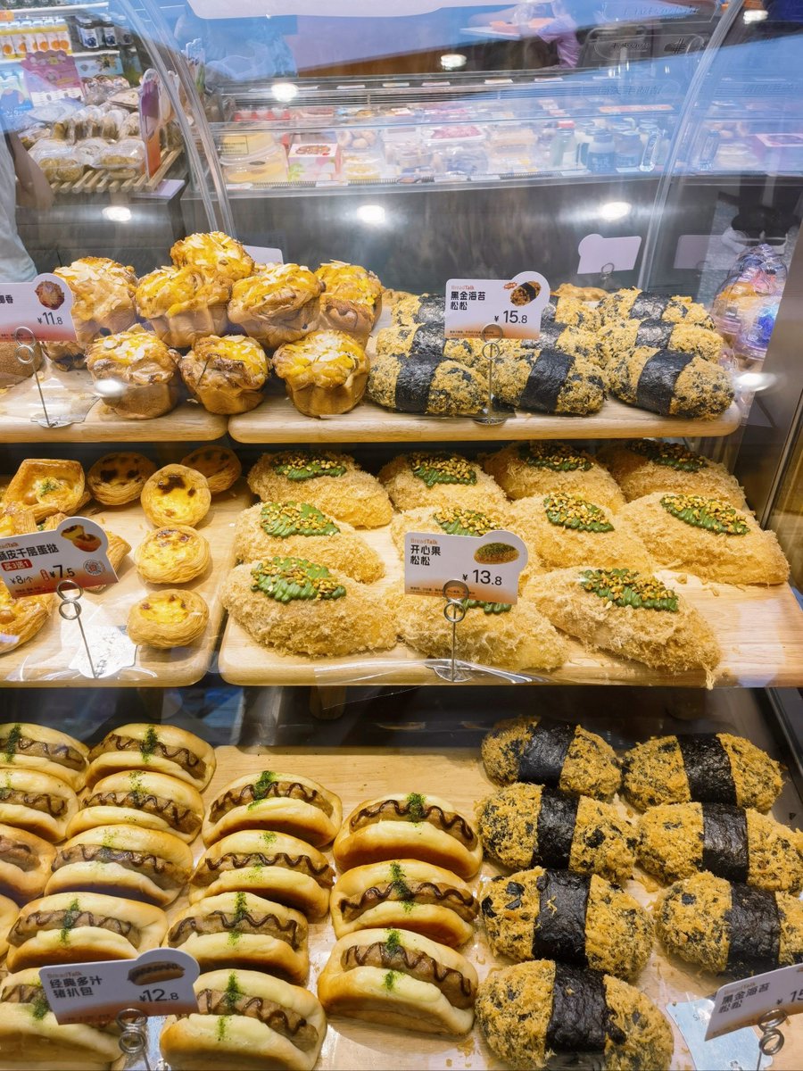 jujotoro's tweet photo. Just grabbed the warmest salted caramel croissant from the corner bakery—crispy outside, oozing sweet inside, perfect little midday pick-me-up!， https://t.co/Ivx3OtbRU7